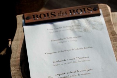 Rangée de vélos électriques noirs et rouges alignés dans un entrepôt avec des supports de rangement en arrière-plan.