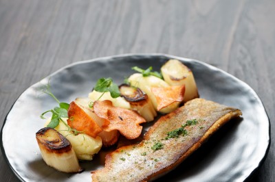 Miniature Location salle Neufchâteau (Luxembourg) - Landal Hillview Resort Grandvoir #15 Banc en bois face à un étang entouré de végétation et d'arbres sous un ciel partiellement nuageux.