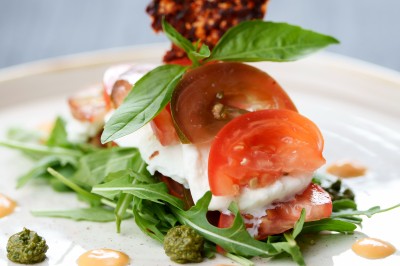 Miniature Location salle Neufchâteau (Luxembourg) - Landal Hillview Resort Grandvoir #16 Banc en bois face à un étang entouré de végétation et d'arbres sous un ciel partiellement nuageux.