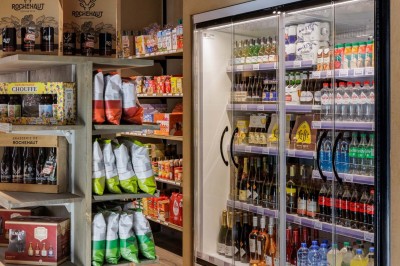 Miniature Location salle Neufchâteau (Luxembourg) - Landal Hillview Resort Grandvoir #31 Banc en bois face à un étang entouré de végétation et d'arbres sous un ciel partiellement nuageux.