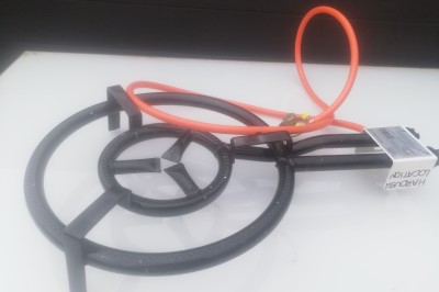 Four électrique portable rouge avec poignées noires, interrupteur latéral et ouverture pour ventilation.