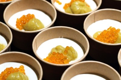 Miniature Traiteur Troyes (Aube) - Montagu #12 Assiette de magret de canard tranché sur purée de patates douces, garni de persil et accompagné d'une sauce.