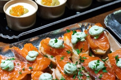 Miniature Traiteur Troyes (Aube) - Montagu #7 Assiette de magret de canard tranché sur purée de patates douces, garni de persil et accompagné d'une sauce.