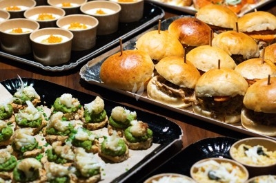 Miniature Traiteur Troyes (Aube) - Montagu #8 Assiette de magret de canard tranché sur purée de patates douces, garni de persil et accompagné d'une sauce.