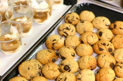 Miniature Traiteur Troyes (Aube) - Montagu #11 Assiette de magret de canard tranché sur purée de patates douces, garni de persil et accompagné d'une sauce.