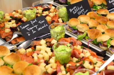 Miniature Traiteur Troyes (Aube) - Montagu #4 Assiette de magret de canard tranché sur purée de patates douces, garni de persil et accompagné d'une sauce.