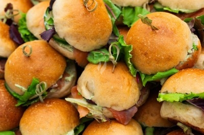 Miniature Traiteur Troyes (Aube) - Montagu #13 Assiette de magret de canard tranché sur purée de patates douces, garni de persil et accompagné d'une sauce.