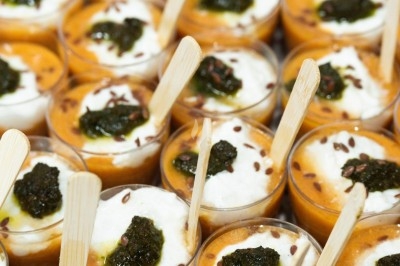 Miniature Traiteur Troyes (Aube) - Montagu #14 Assiette de magret de canard tranché sur purée de patates douces, garni de persil et accompagné d'une sauce.