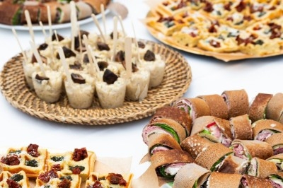 Miniature Traiteur Troyes (Aube) - Montagu #17 Assiette de magret de canard tranché sur purée de patates douces, garni de persil et accompagné d'une sauce.