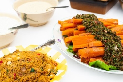 Miniature Traiteur Troyes (Aube) - Montagu #19 Assiette de magret de canard tranché sur purée de patates douces, garni de persil et accompagné d'une sauce.