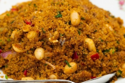 Miniature Traiteur Troyes (Aube) - Montagu #20 Assiette de magret de canard tranché sur purée de patates douces, garni de persil et accompagné d'une sauce.