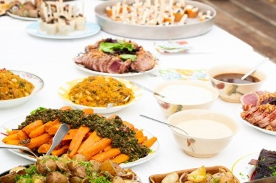 Miniature Traiteur Troyes (Aube) - Montagu #21 Assiette de magret de canard tranché sur purée de patates douces, garni de persil et accompagné d'une sauce.