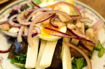 Miniature Traiteur Troyes (Aube) - Montagu #23 Assiette de magret de canard tranché sur purée de patates douces, garni de persil et accompagné d'une sauce.