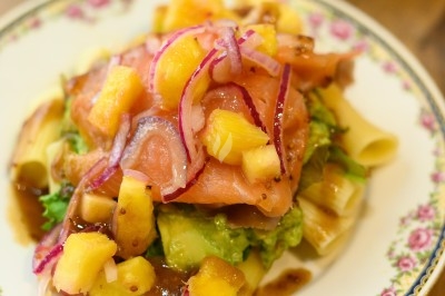 Miniature Traiteur Troyes (Aube) - Montagu #24 Assiette de magret de canard tranché sur purée de patates douces, garni de persil et accompagné d'une sauce.