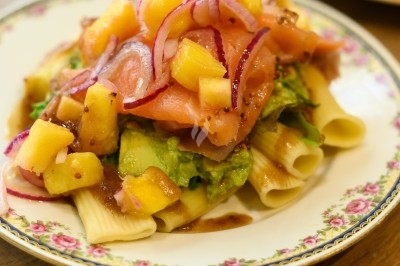 Miniature Traiteur Troyes (Aube) - Montagu #25 Assiette de magret de canard tranché sur purée de patates douces, garni de persil et accompagné d'une sauce.