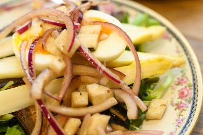 Miniature Traiteur Troyes (Aube) - Montagu #26 Assiette de magret de canard tranché sur purée de patates douces, garni de persil et accompagné d'une sauce.