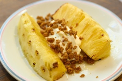 Miniature Traiteur Troyes (Aube) - Montagu #5 Assiette de magret de canard tranché sur purée de patates douces, garni de persil et accompagné d'une sauce.