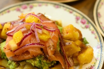 Miniature Traiteur Troyes (Aube) - Montagu #31 Assiette de magret de canard tranché sur purée de patates douces, garni de persil et accompagné d'une sauce.