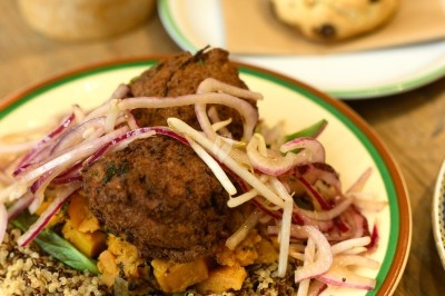 Miniature Traiteur Troyes (Aube) - Montagu #33 Assiette de magret de canard tranché sur purée de patates douces, garni de persil et accompagné d'une sauce.