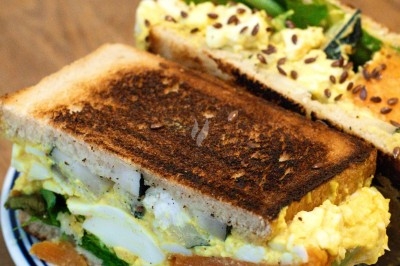 Miniature Traiteur Troyes (Aube) - Montagu #38 Assiette de magret de canard tranché sur purée de patates douces, garni de persil et accompagné d'une sauce.