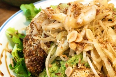 Miniature Traiteur Troyes (Aube) - Montagu #40 Assiette de magret de canard tranché sur purée de patates douces, garni de persil et accompagné d'une sauce.