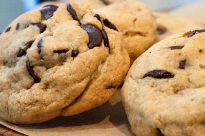 Miniature Traiteur Troyes (Aube) - Montagu #43 Assiette de magret de canard tranché sur purée de patates douces, garni de persil et accompagné d'une sauce.