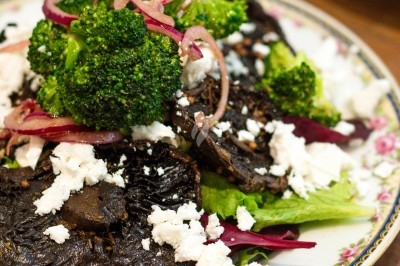 Miniature Traiteur Troyes (Aube) - Montagu #45 Assiette de magret de canard tranché sur purée de patates douces, garni de persil et accompagné d'une sauce.