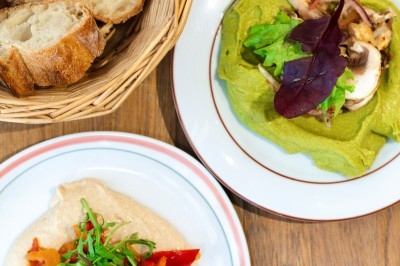 Miniature Traiteur Troyes (Aube) - Montagu #47 Assiette de magret de canard tranché sur purée de patates douces, garni de persil et accompagné d'une sauce.