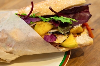 Miniature Traiteur Troyes (Aube) - Montagu #48 Assiette de magret de canard tranché sur purée de patates douces, garni de persil et accompagné d'une sauce.