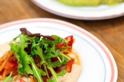 Miniature Traiteur Troyes (Aube) - Montagu #49 Assiette de magret de canard tranché sur purée de patates douces, garni de persil et accompagné d'une sauce.