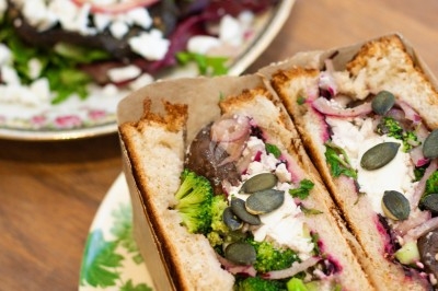 Miniature Traiteur Troyes (Aube) - Montagu #51 Assiette de magret de canard tranché sur purée de patates douces, garni de persil et accompagné d'une sauce.