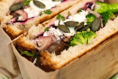 Miniature Traiteur Troyes (Aube) - Montagu #52 Assiette de magret de canard tranché sur purée de patates douces, garni de persil et accompagné d'une sauce.