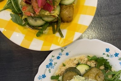 Miniature Traiteur Troyes (Aube) - Montagu #57 Assiette de magret de canard tranché sur purée de patates douces, garni de persil et accompagné d'une sauce.