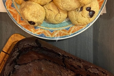 Miniature Traiteur Troyes (Aube) - Montagu #58 Assiette de magret de canard tranché sur purée de patates douces, garni de persil et accompagné d'une sauce.