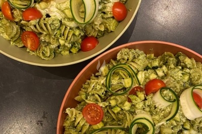 Miniature Traiteur Troyes (Aube) - Montagu #60 Assiette de magret de canard tranché sur purée de patates douces, garni de persil et accompagné d'une sauce.