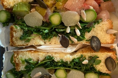 Miniature Traiteur Troyes (Aube) - Montagu #64 Assiette de magret de canard tranché sur purée de patates douces, garni de persil et accompagné d'une sauce.