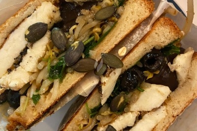 Miniature Traiteur Troyes (Aube) - Montagu #71 Assiette de magret de canard tranché sur purée de patates douces, garni de persil et accompagné d'une sauce.