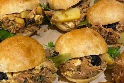 Miniature Traiteur Troyes (Aube) - Montagu #74 Assiette de magret de canard tranché sur purée de patates douces, garni de persil et accompagné d'une sauce.