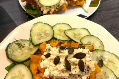 Miniature Traiteur Troyes (Aube) - Montagu #80 Assiette de magret de canard tranché sur purée de patates douces, garni de persil et accompagné d'une sauce.