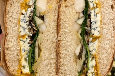 Miniature Traiteur Troyes (Aube) - Montagu #81 Assiette de magret de canard tranché sur purée de patates douces, garni de persil et accompagné d'une sauce.