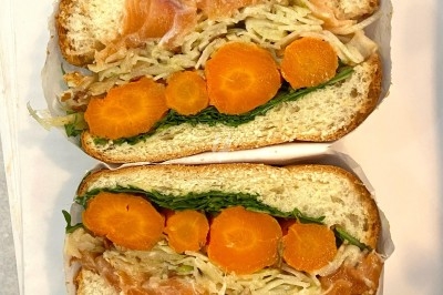 Miniature Traiteur Troyes (Aube) - Montagu #83 Assiette de magret de canard tranché sur purée de patates douces, garni de persil et accompagné d'une sauce.