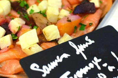 Assiette de magret de canard tranché sur purée de patates douces, garni de persil et accompagné d'une sauce.