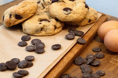 Assiette de magret de canard tranché sur purée de patates douces, garni de persil et accompagné d'une sauce.