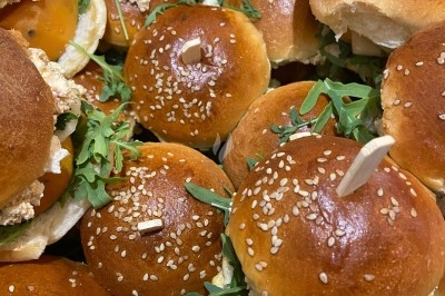 Assiette de magret de canard tranché sur purée de patates douces, garni de persil et accompagné d'une sauce.