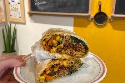 Assiette de magret de canard tranché sur purée de patates douces, garni de persil et accompagné d'une sauce.