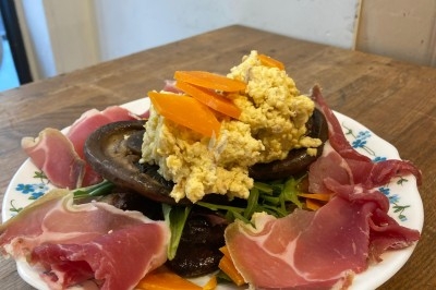 Assiette de magret de canard tranché sur purée de patates douces, garni de persil et accompagné d'une sauce.