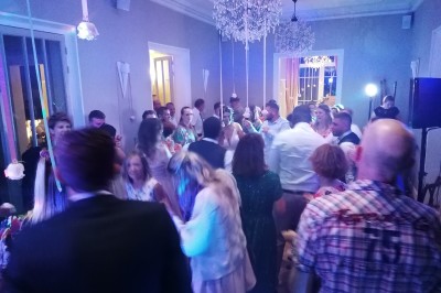 Miniature DJ Arcachon (Gironde) - Dj Evenements Animation #3 Personnes dansant dans une salle éclairée par des lumières colorées, créant une ambiance festive.