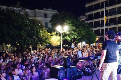 Miniature DJ Arcachon (Gironde) - Dj Evenements Animation #7 Personnes dansant dans une salle éclairée par des lumières colorées, créant une ambiance festive.