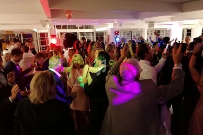 Miniature DJ Arcachon (Gironde) - Dj Evenements Animation #8 Personnes dansant dans une salle éclairée par des lumières colorées, créant une ambiance festive.