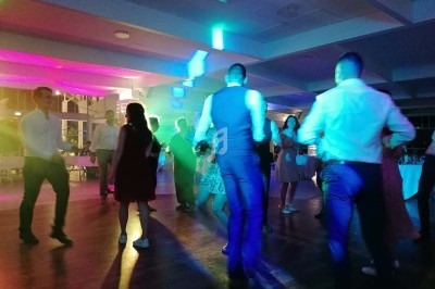 Miniature DJ Arcachon (Gironde) - Dj Evenements Animation #14 Personnes dansant dans une salle éclairée par des lumières colorées, créant une ambiance festive.